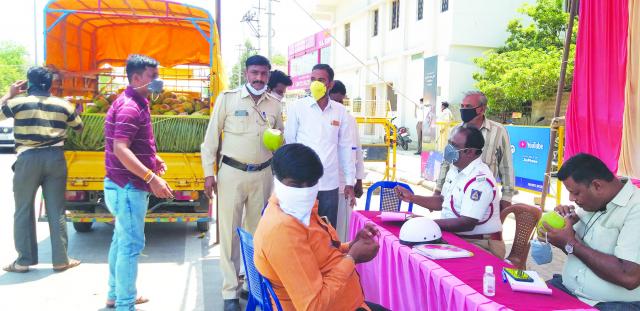 ಎಳೆನೀರು ವಿತರಿಸಿದ  ರಾಜಶೇಖರ ಆಡೂರು
